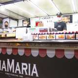 La clientela cambia a seconda dell�orario � afferma il giovane (il primo sulla destra)�. Se fino a mezzanotte vengono a trovarci ragazzi affamati che magari hanno finito di giocare a calcetto, poi andando avanti l�et� si alza con l�arrivo dei camerieri e dei baristi dei locali situati qui vicino�
